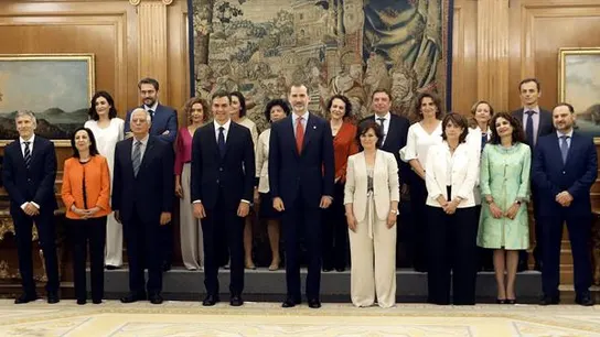 Los ministros de Sánchez antena el Rey Los ministros de Sánchez antena el Rey
