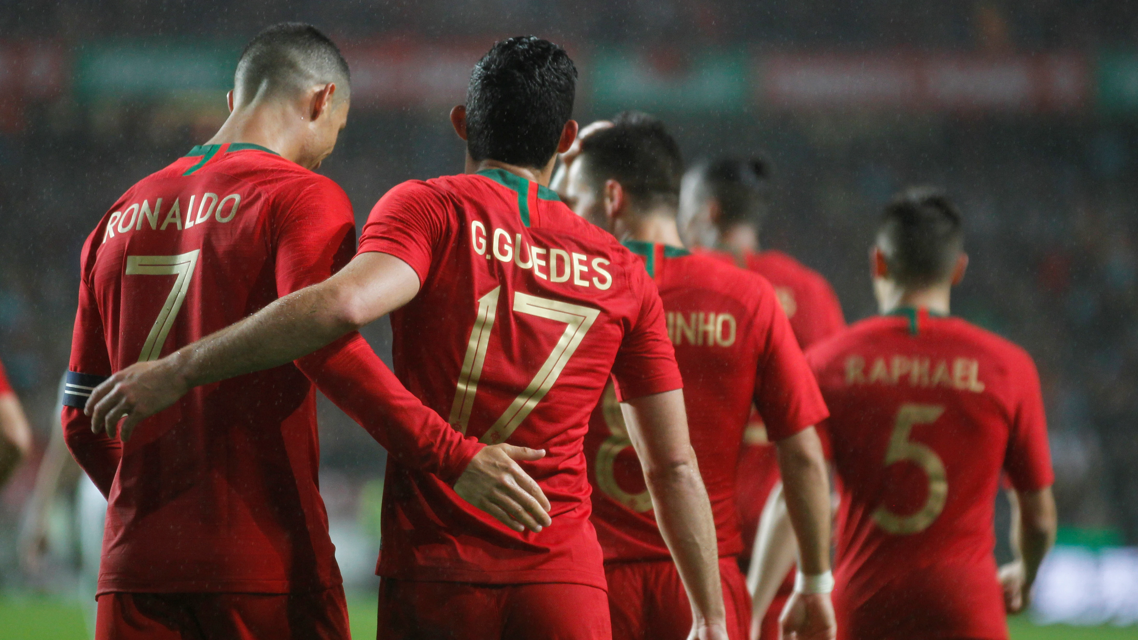 Guedes y Cristiano celebran un gol ante Argelia