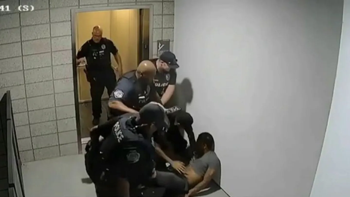 Agresión de cuatro policías a un hombre en Arizona Agresión de cuatro policías a un hombre en Arizona
