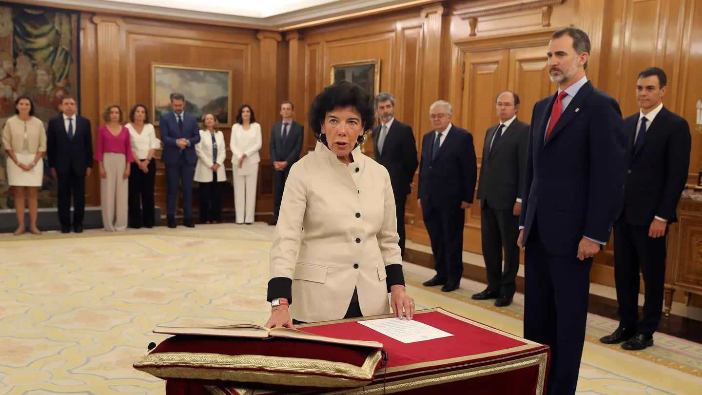 Isabel Celaá promete su cargo como ministra de Educación Isabel Celaá promete su cargo como ministra de Educación