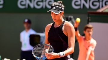 Muguruza se lamenta tras perder un punto ante Simona Halep