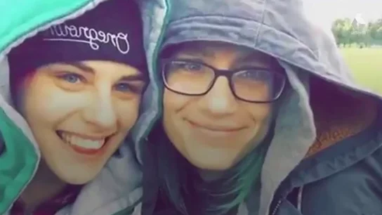 Un hombre agrede brutalmente a una pareja de lesbianas hasta dejar inconsciente a una de ellas Un hombre agrede brutalmente a una pareja de lesbianas hasta dejar inconsciente a una de ellas