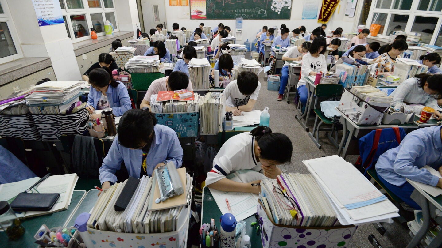 Imagen de archivo de estudiantes chinos de secundaria prepar&aacute;ndose para el examen anual 'Gaokao'.