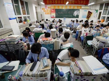 Imagen de archivo de estudiantes chinos de secundaria preparándose para el examen anual 'Gaokao'. Imagen de archivo de estudiantes chinos de secundaria preparándose para el examen anual 'Gaokao'.