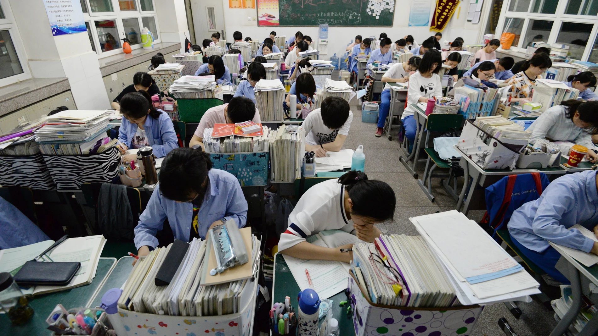 Imagen de archivo de estudiantes chinos de secundaria preparándose para el examen anual 'Gaokao'.