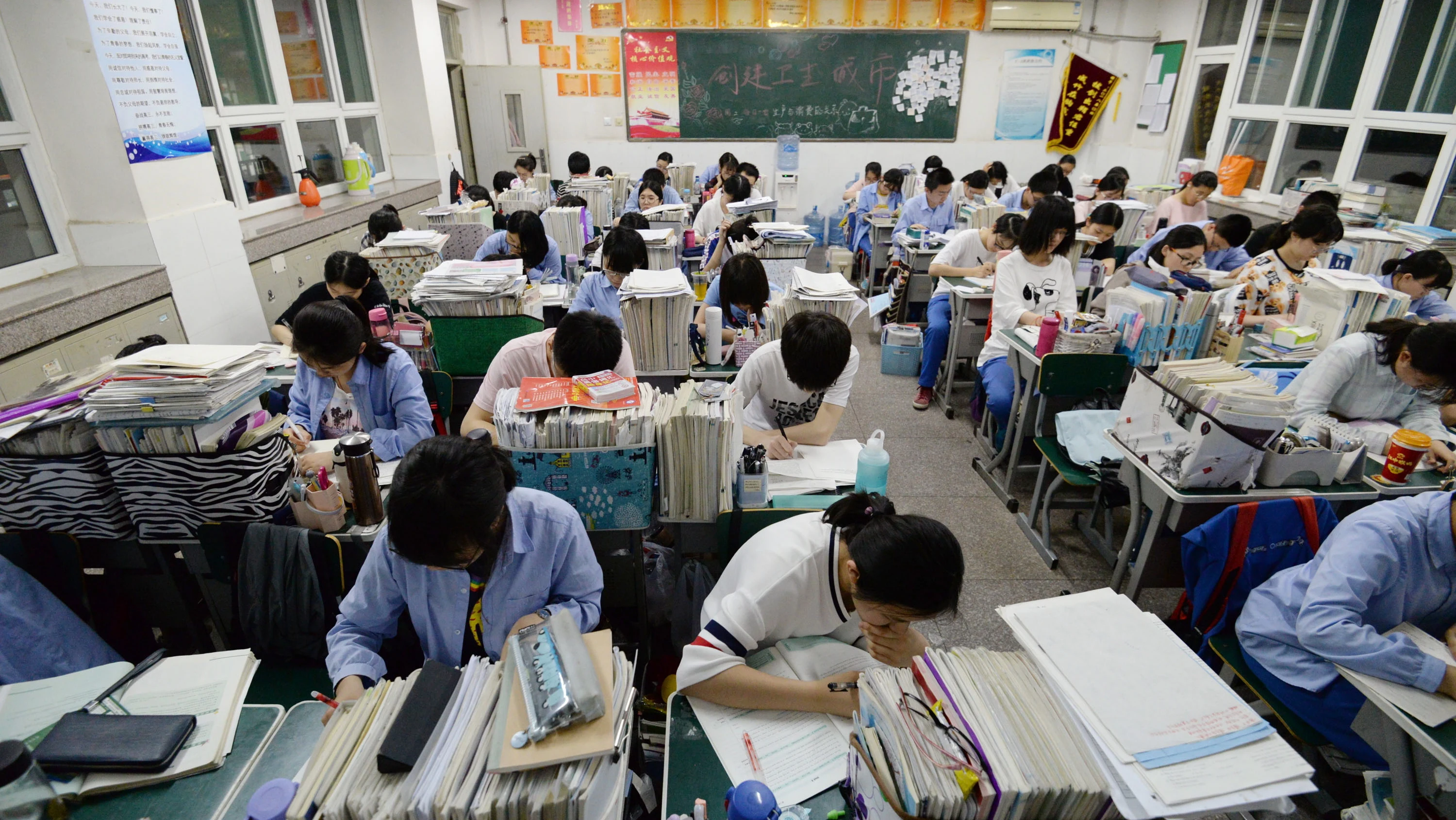 Imagen de archivo de estudiantes chinos de secundaria preparándose para el examen anual 'Gaokao'.