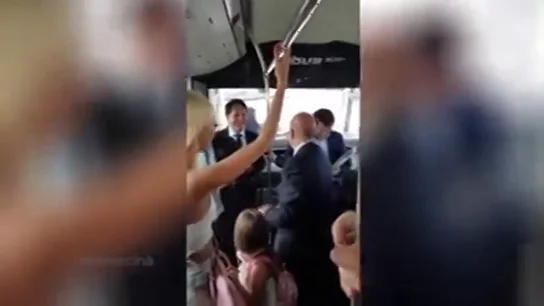 <p>Reconocen en el aeropuerto al nuevo vicepresidente italiano Salvini y le cantan el himno antifascista 'Bella Ciao'</p> <p>Reconocen en el aeropuerto al nuevo vicepresidente italiano Salvini y le cantan el himno antifascista 'Bella Ciao'</p>