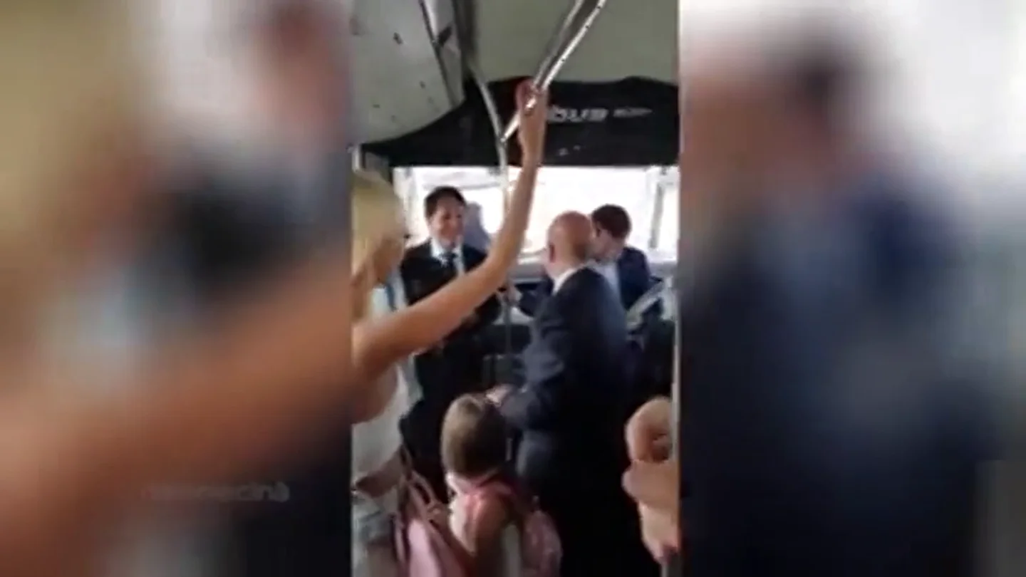 <p>Reconocen en el aeropuerto al nuevo vicepresidente italiano Salvini y le cantan el himno antifascista 'Bella Ciao'</p> <p>Reconocen en el aeropuerto al nuevo vicepresidente italiano Salvini y le cantan el himno antifascista 'Bella Ciao'</p>
