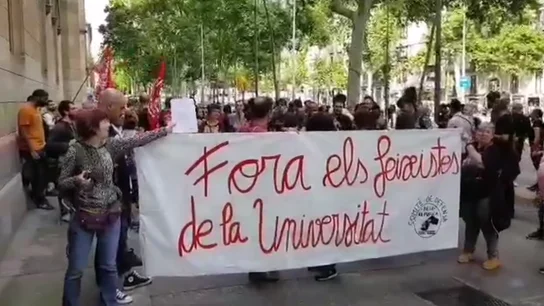 Protesta frente al Aula Magna de la Universidad de Barcelona donde se celebraba el acto de SCC Protesta frente al Aula Magna de la Universidad de Barcelona donde se celebraba el acto de SCC