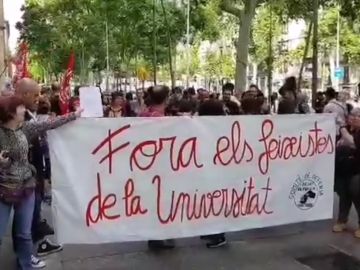 Protesta frente al Aula Magna de la Universidad de Barcelona donde se celebraba el acto de SCC Protesta frente al Aula Magna de la Universidad de Barcelona donde se celebraba el acto de SCC