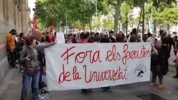 Protesta frente al Aula Magna de la Universidad de Barcelona donde se celebraba el acto de SCC