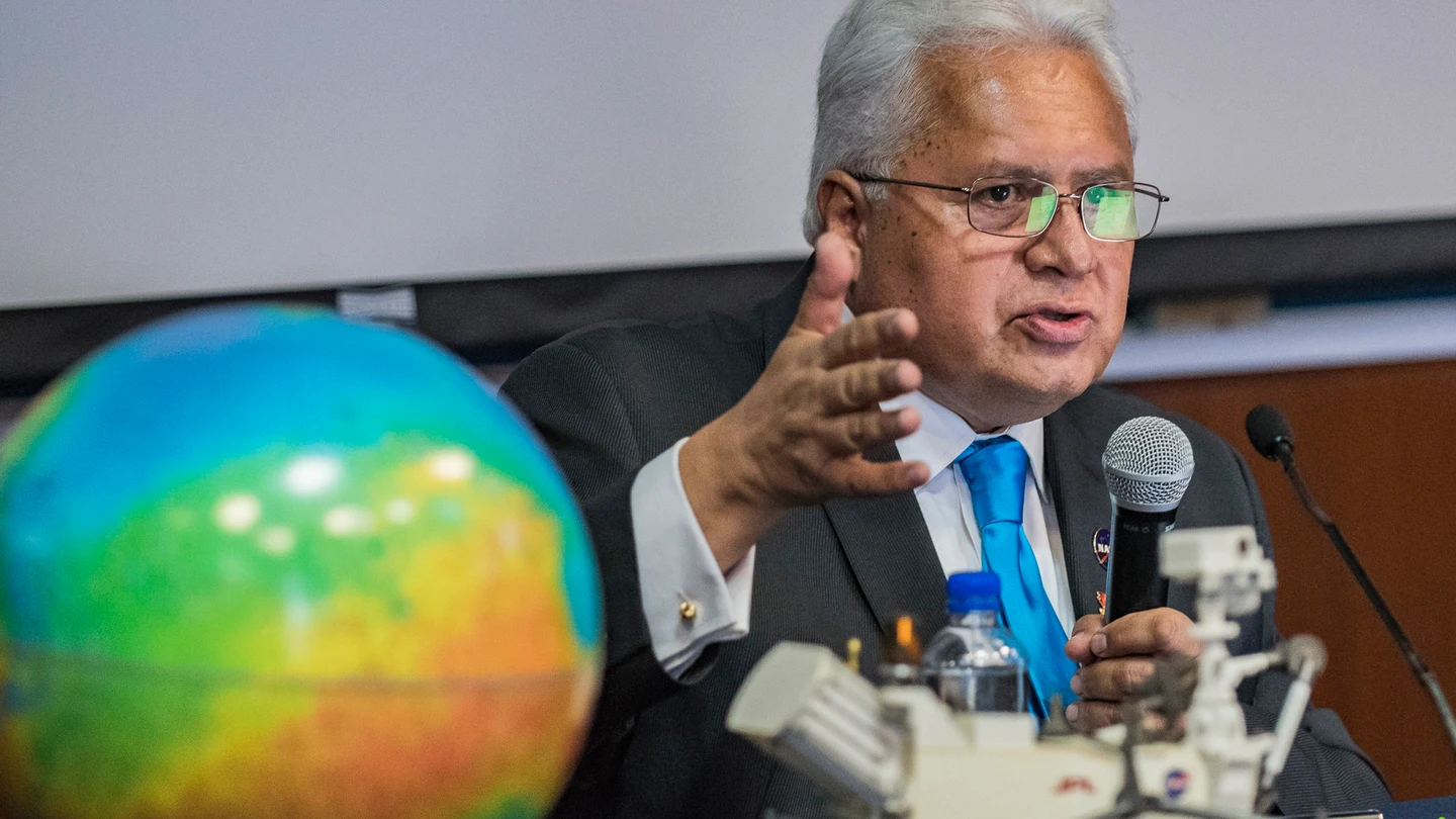 El investigador mexicano, Rafael Navarro, durante una rueda de prensa en Ciudad de México El investigador mexicano, Rafael Navarro, durante una rueda de prensa en Ciudad de México