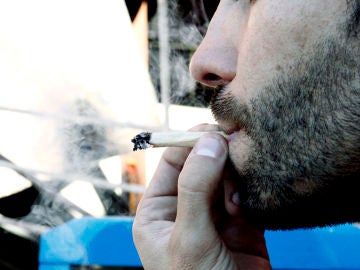 Imagen de archivo de un hombre fumando marihuana Imagen de archivo de un hombre fumando marihuana