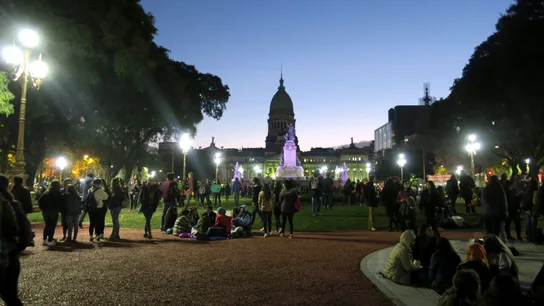 Decenas de personas proaborto en las inmediaciones del Congreso argentino Decenas de personas proaborto en las inmediaciones del Congreso argentino