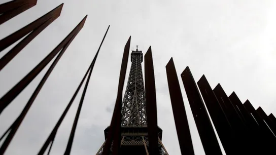 Nueva barrera colocada alrededor de la Torre Eiffel en París Nueva barrera colocada alrededor de la Torre Eiffel en París
