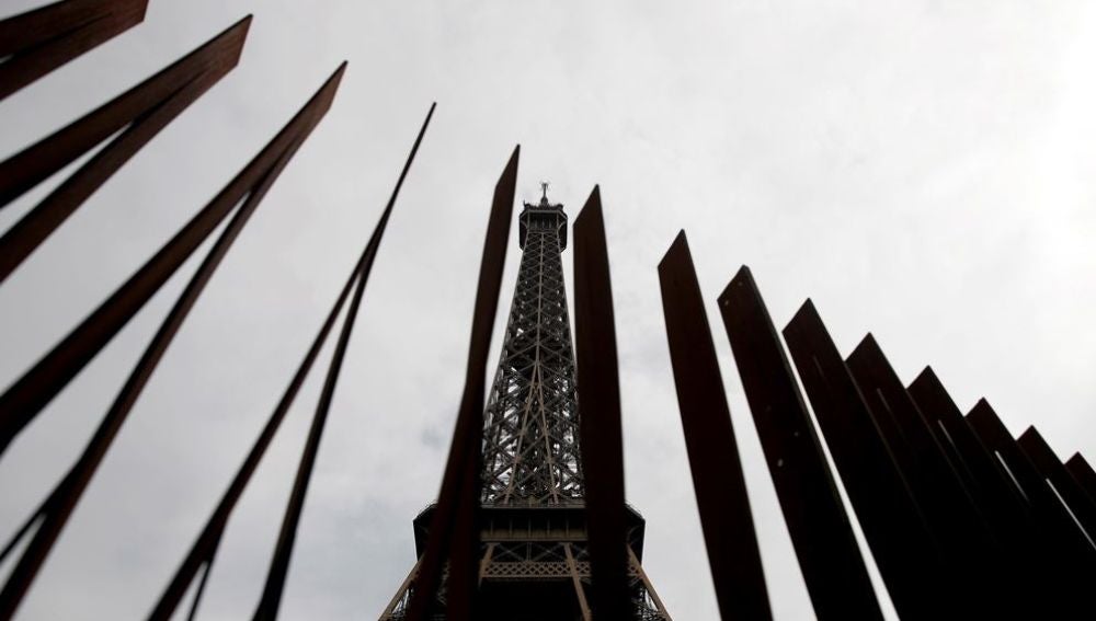 Nueva barrera colocada alrededor de la Torre Eiffel en París