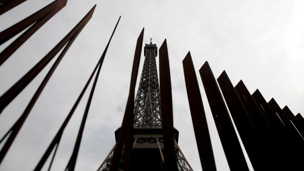 Nueva barrera colocada alrededor de la Torre Eiffel en París Nueva barrera colocada alrededor de la Torre Eiffel en París