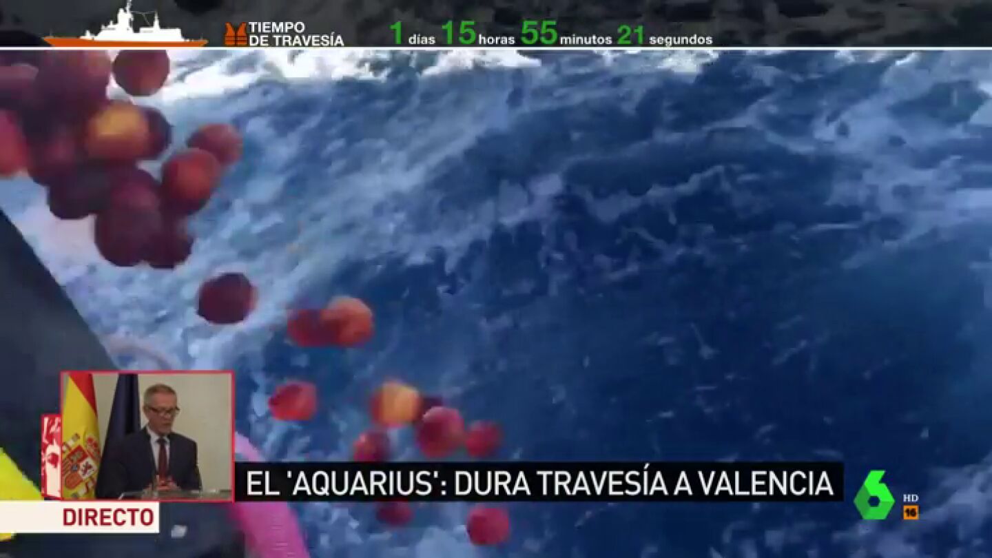 Tiran fruta en mal estado del Aquarius