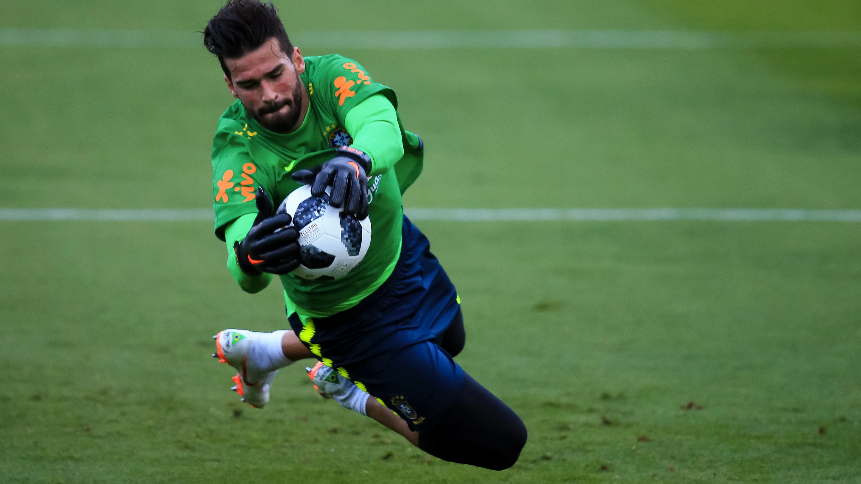 Alisson entrena con la selección brasileña