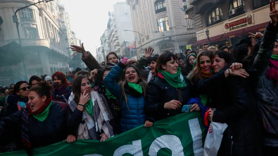 Miles de personas festejan la aprobación de la despenalización del aborto Miles de personas festejan la aprobación de la despenalización del aborto