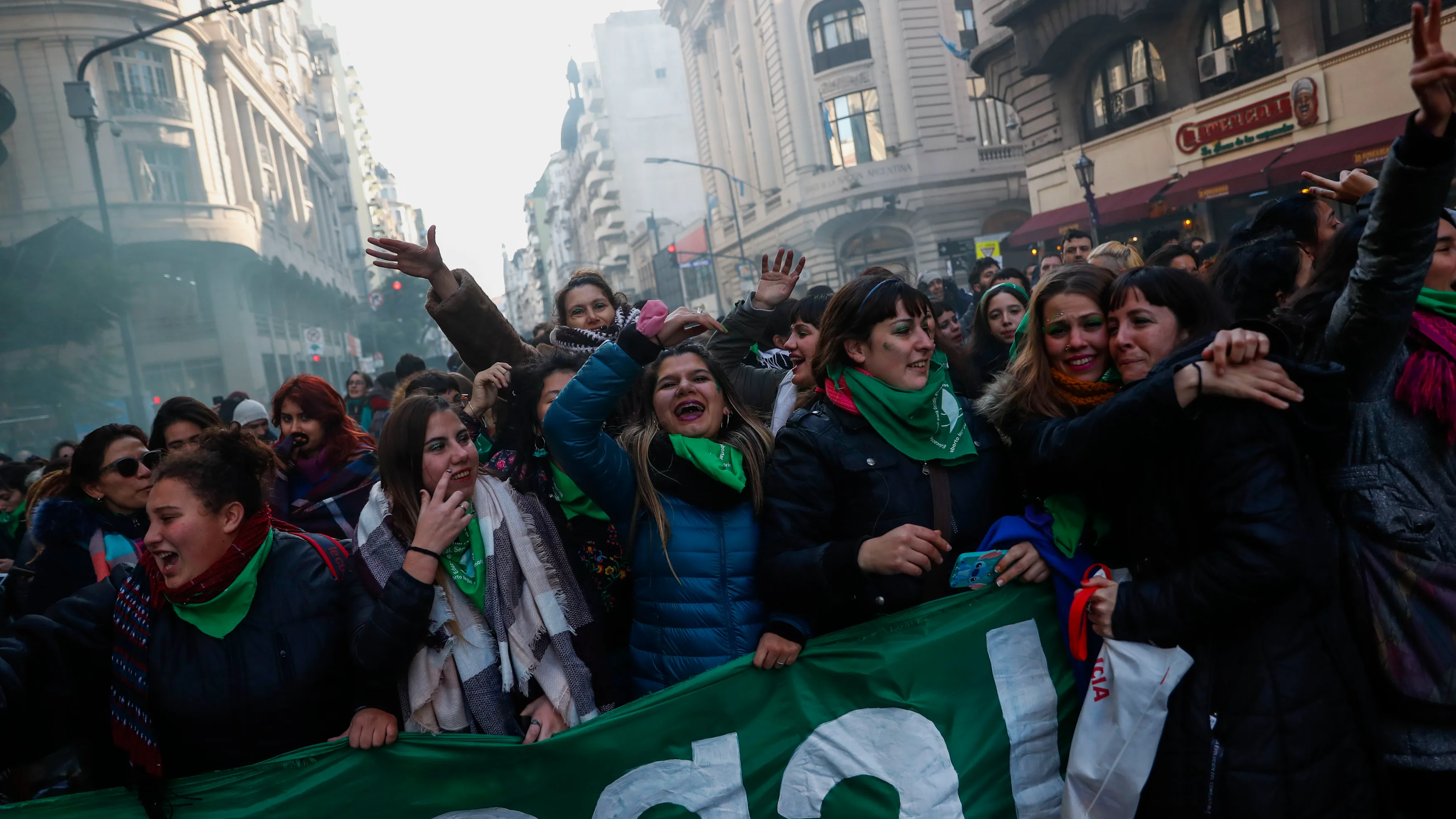 Miles de personas festejan la aprobación de la despenalización del aborto Miles de personas festejan la aprobación de la despenalización del aborto
