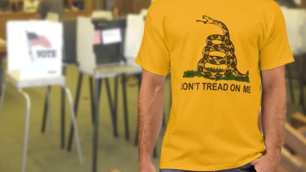 camiseta con la bandera amarilla de Gadsden