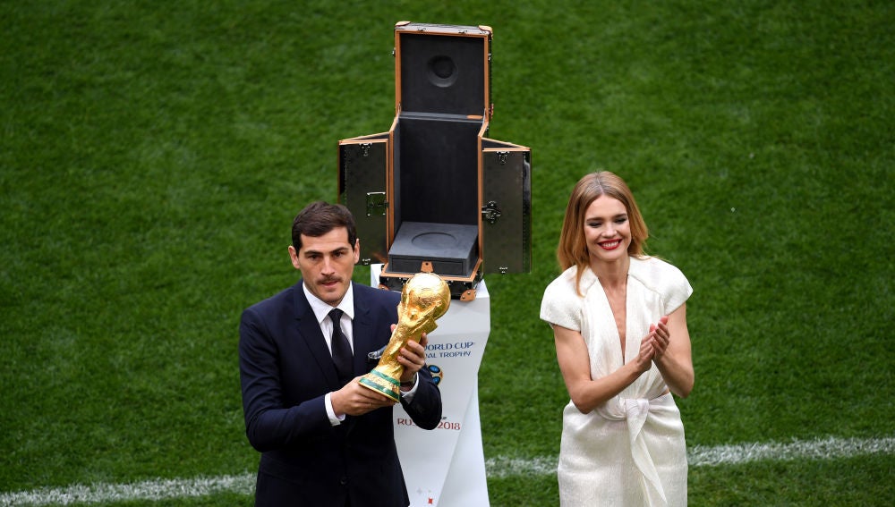 Casillas levanta el trofeo de la copa del mundo