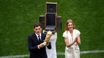 Casillas levanta el trofeo de la copa del mundo