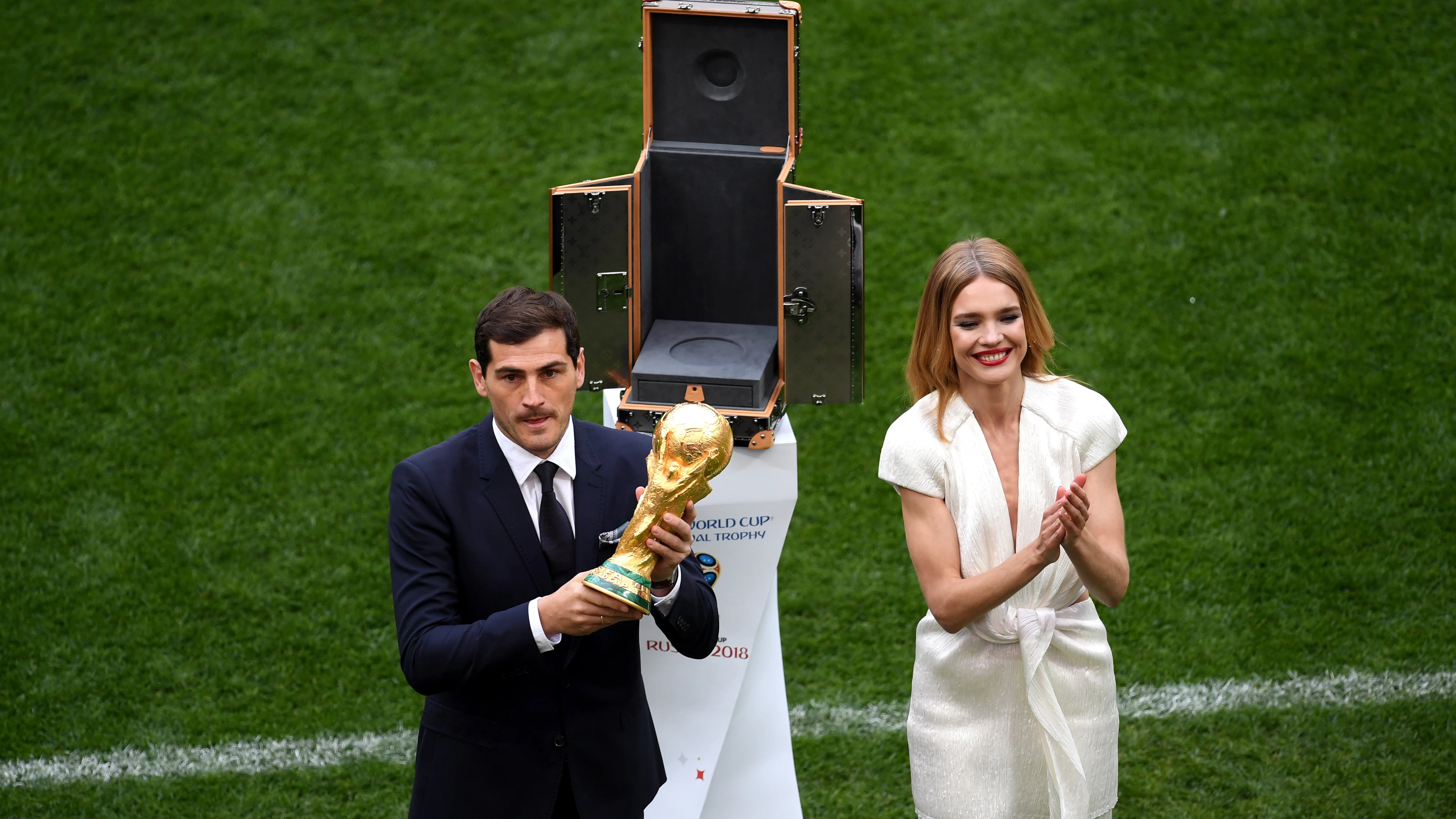 Casillas levanta el trofeo de la copa del mundo