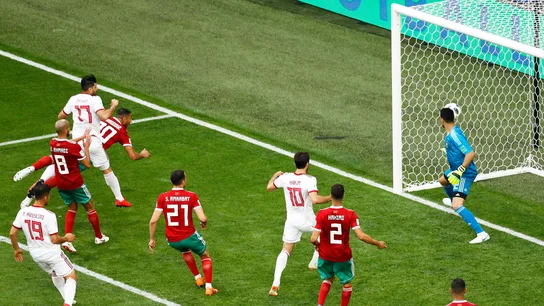 Aziz Bouhaddouz anota en propia puerta frente a Irán Aziz Bouhaddouz anota en propia puerta frente a Irán
