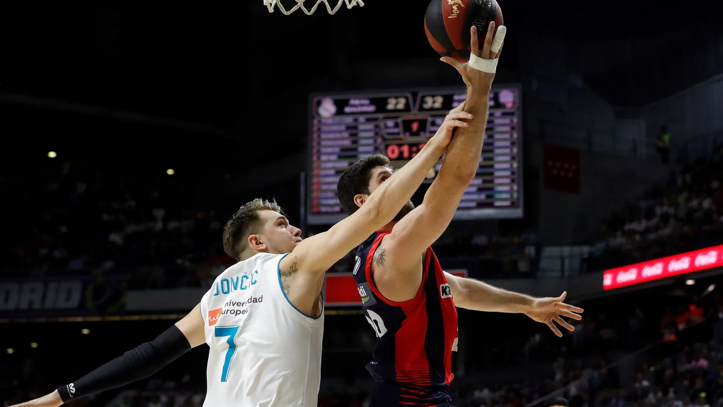 Doncic defiende un lanzamiento de Patricio Garino Doncic defiende un lanzamiento de Patricio Garino