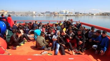 Imagen de archivo de un rescate de inmigrantes en aguas del Estrecho