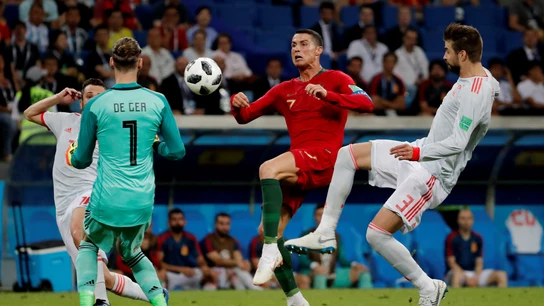 De Gea sale a por el balón ante Cristiano Ronaldo De Gea sale a por el balón ante Cristiano Ronaldo