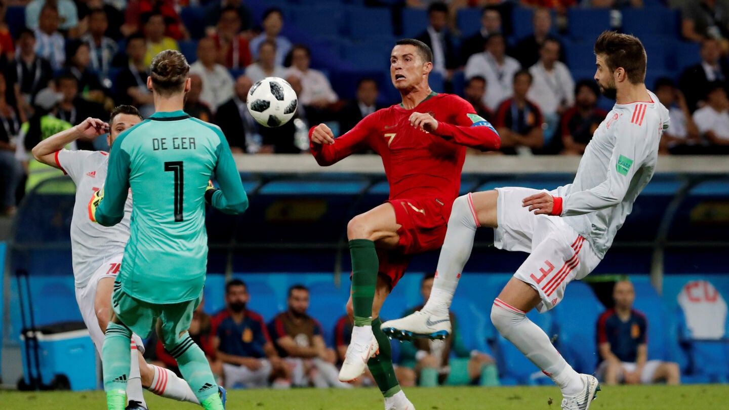 De Gea sale a por el bal&oacute;n ante Cristiano Ronaldo