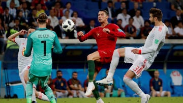 De Gea sale a por el balón ante Cristiano Ronaldo