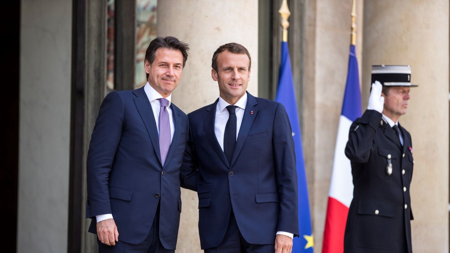 El presidente franc&eacute;s, Emmanuel Macron, recibe al jefe del Gobierno italiano, Giuseppe Conte