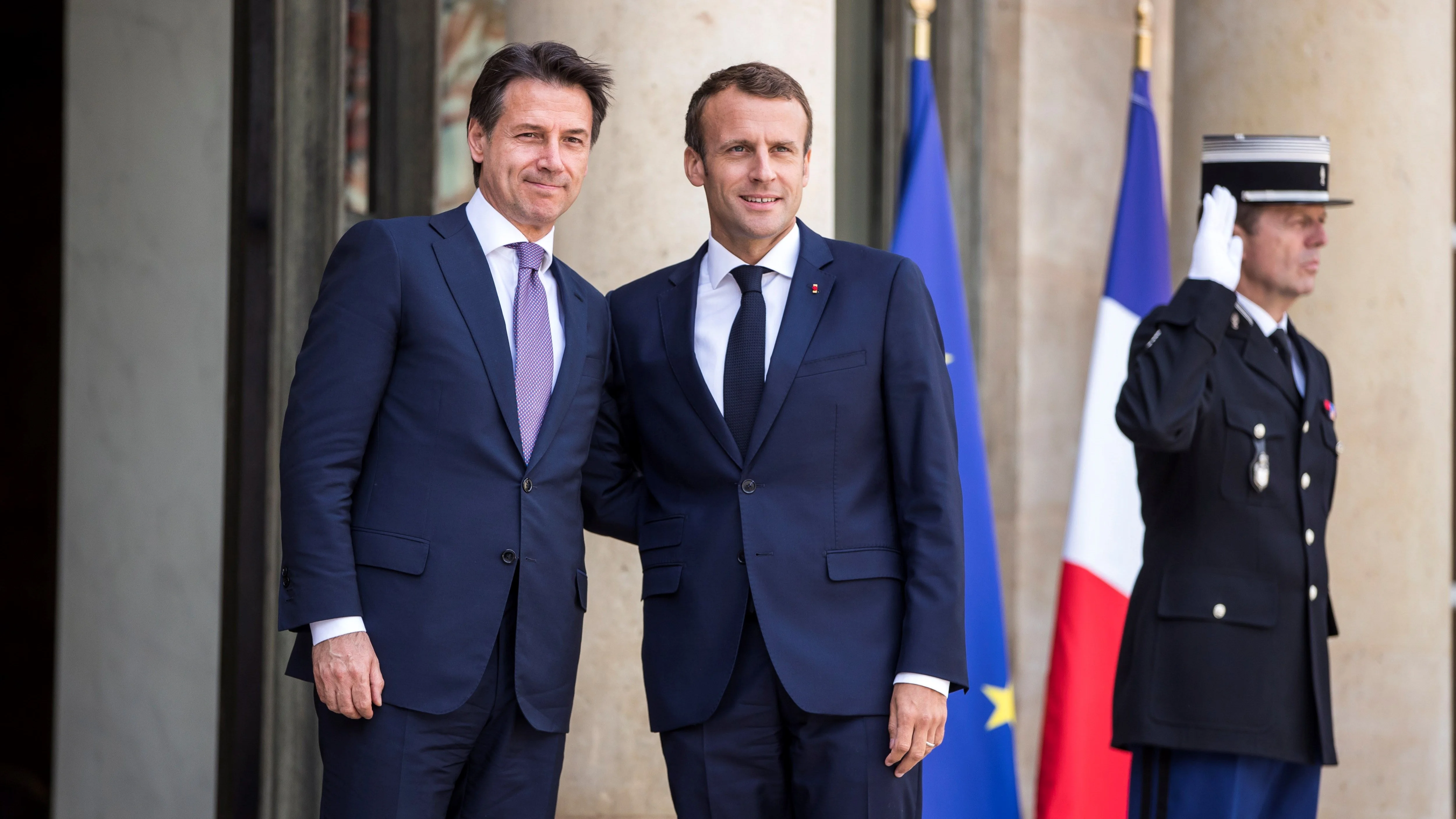 El presidente francés, Emmanuel Macron, recibe al jefe del Gobierno italiano, Giuseppe Conte