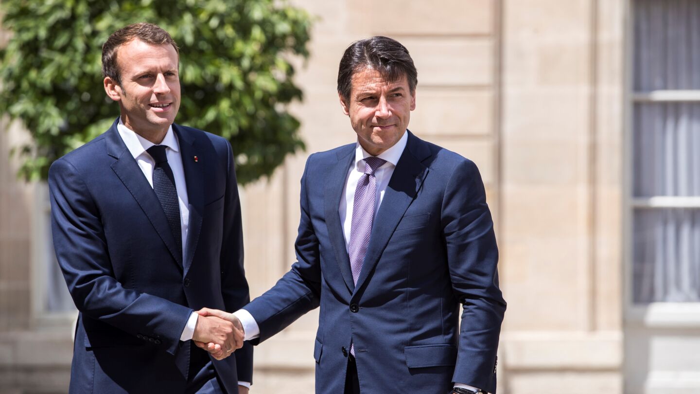 El presidente franc&eacute;s, Emmanuel Macron, recibe al jefe del Gobierno italiano, Giuseppe Conte