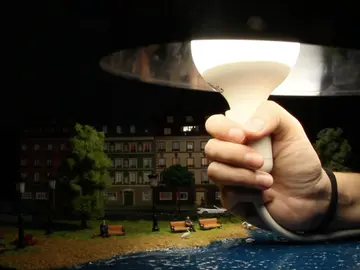 La contaminación lumínica explicada con una bombilla y un bol La contaminación lumínica explicada con una bombilla y un bol