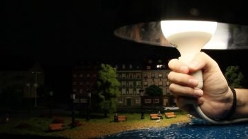 La contaminación lumínica explicada con una bombilla y un bol La contaminación lumínica explicada con una bombilla y un bol