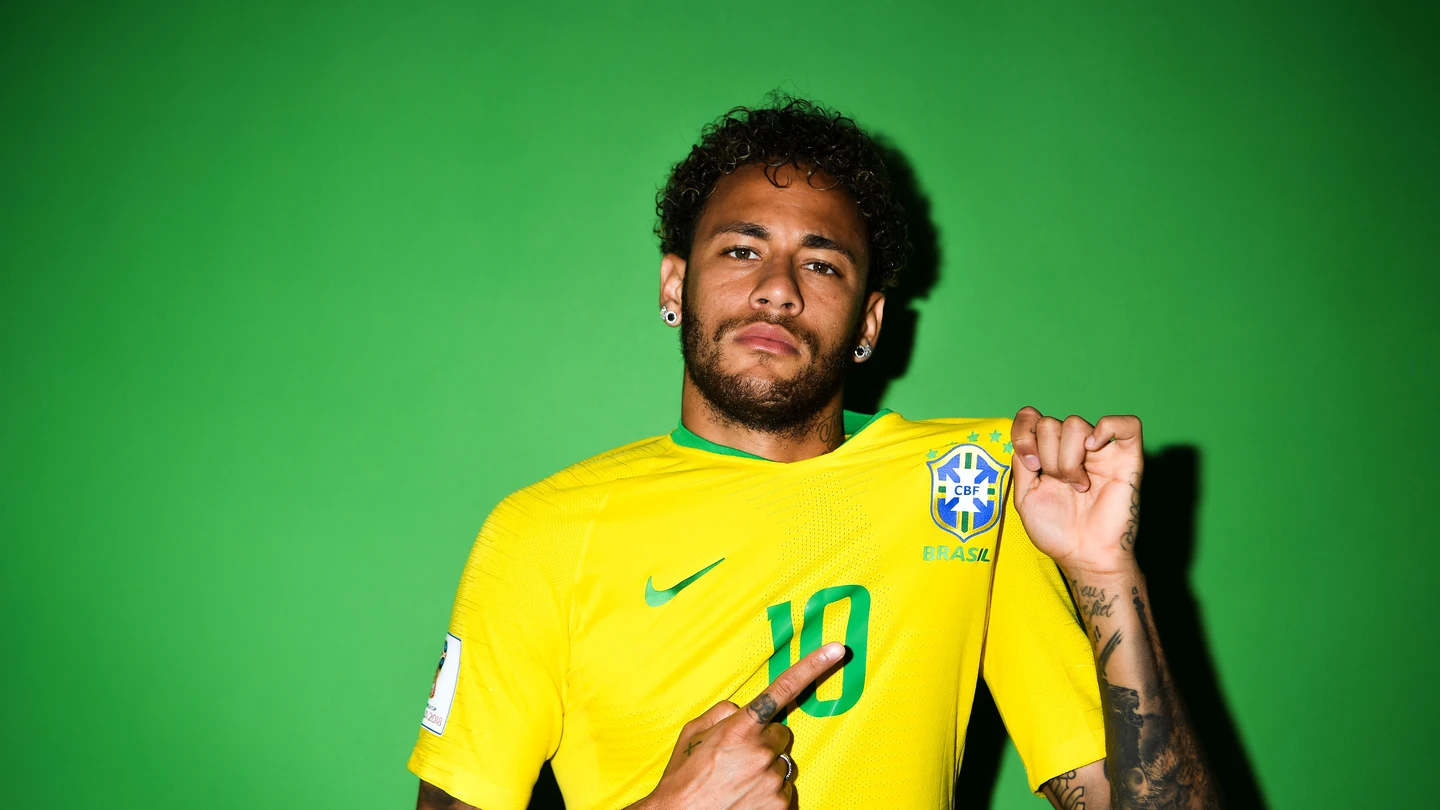 Neymar posa con la camiseta de Brasil Neymar posa con la camiseta de Brasil