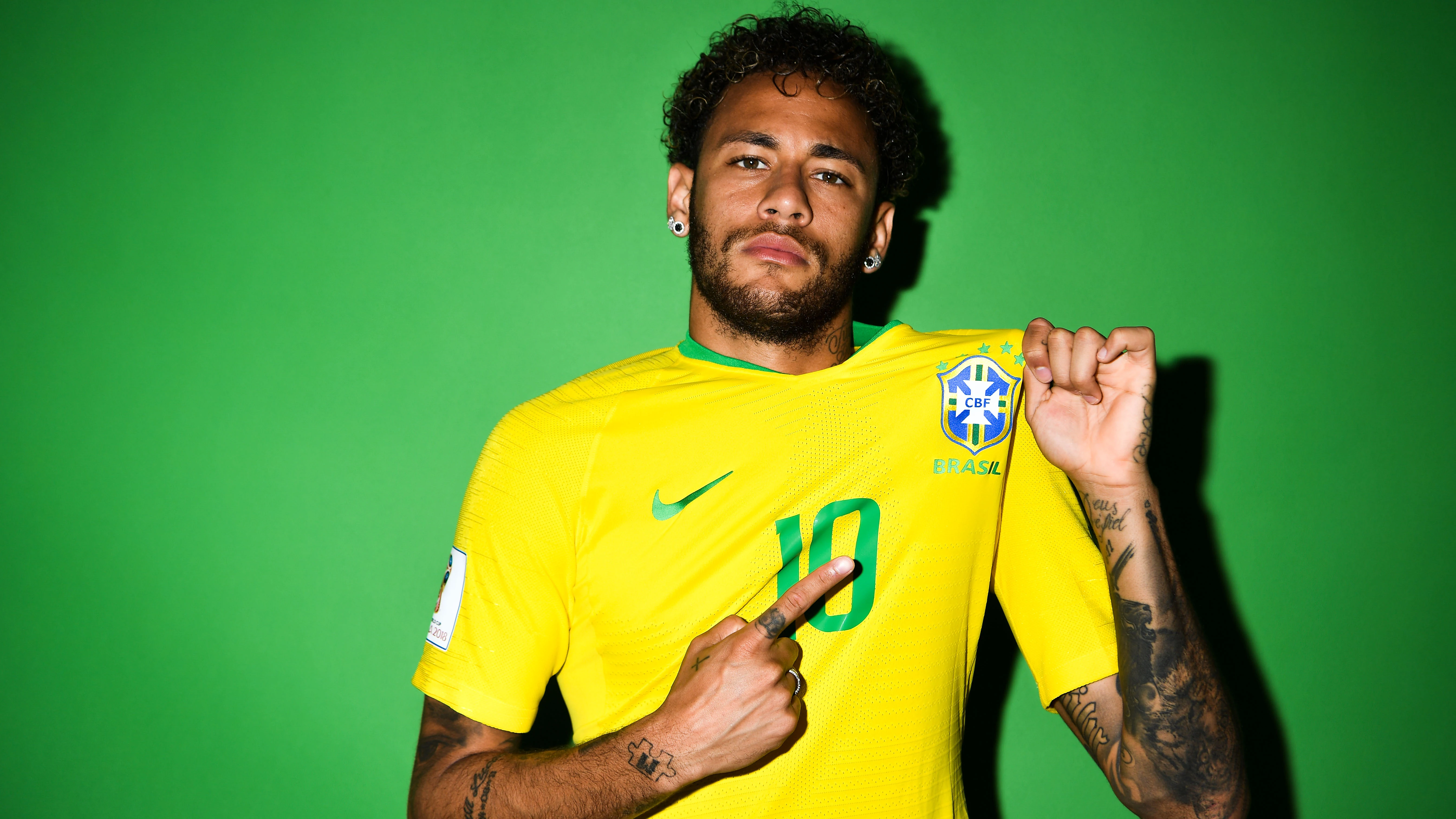 Neymar posa con la camiseta de Brasil