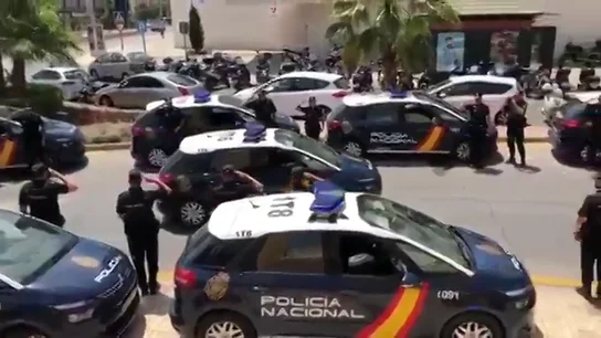 Los agentes de la Policía Nacional en Málagra preparan una sorpresa a un compañero que se jubila tras estar 42 años en el cuerpo Los agentes de la Policía Nacional en Málagra preparan una sorpresa a un compañero que se jubila tras estar 42 años en el cuerpo