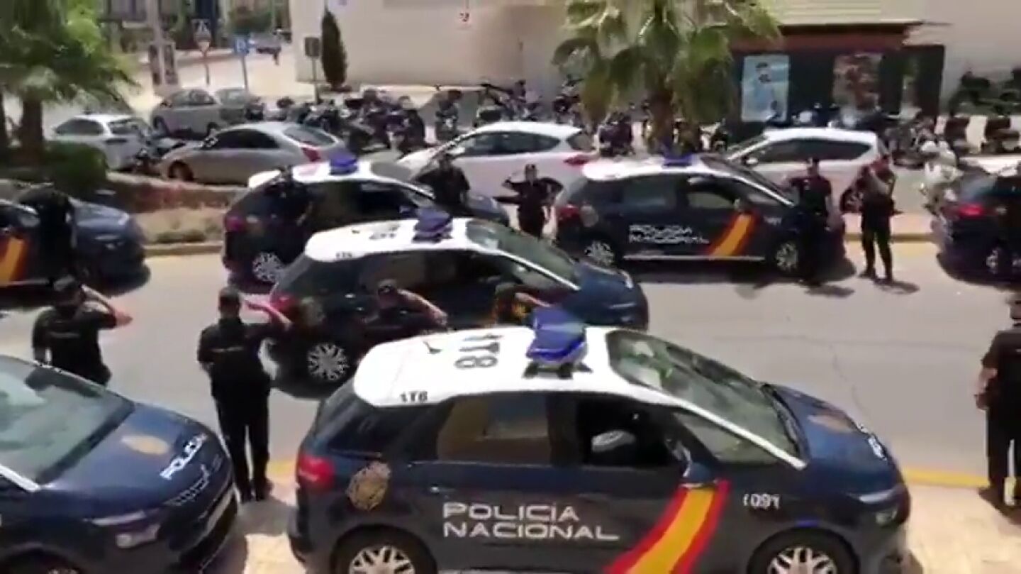 Los agentes de la Polic&iacute;a Nacional en M&aacute;lagra preparan una sorpresa a un compa&ntilde;ero que se jubila tras estar 42 a&ntilde;os en el cuerpo