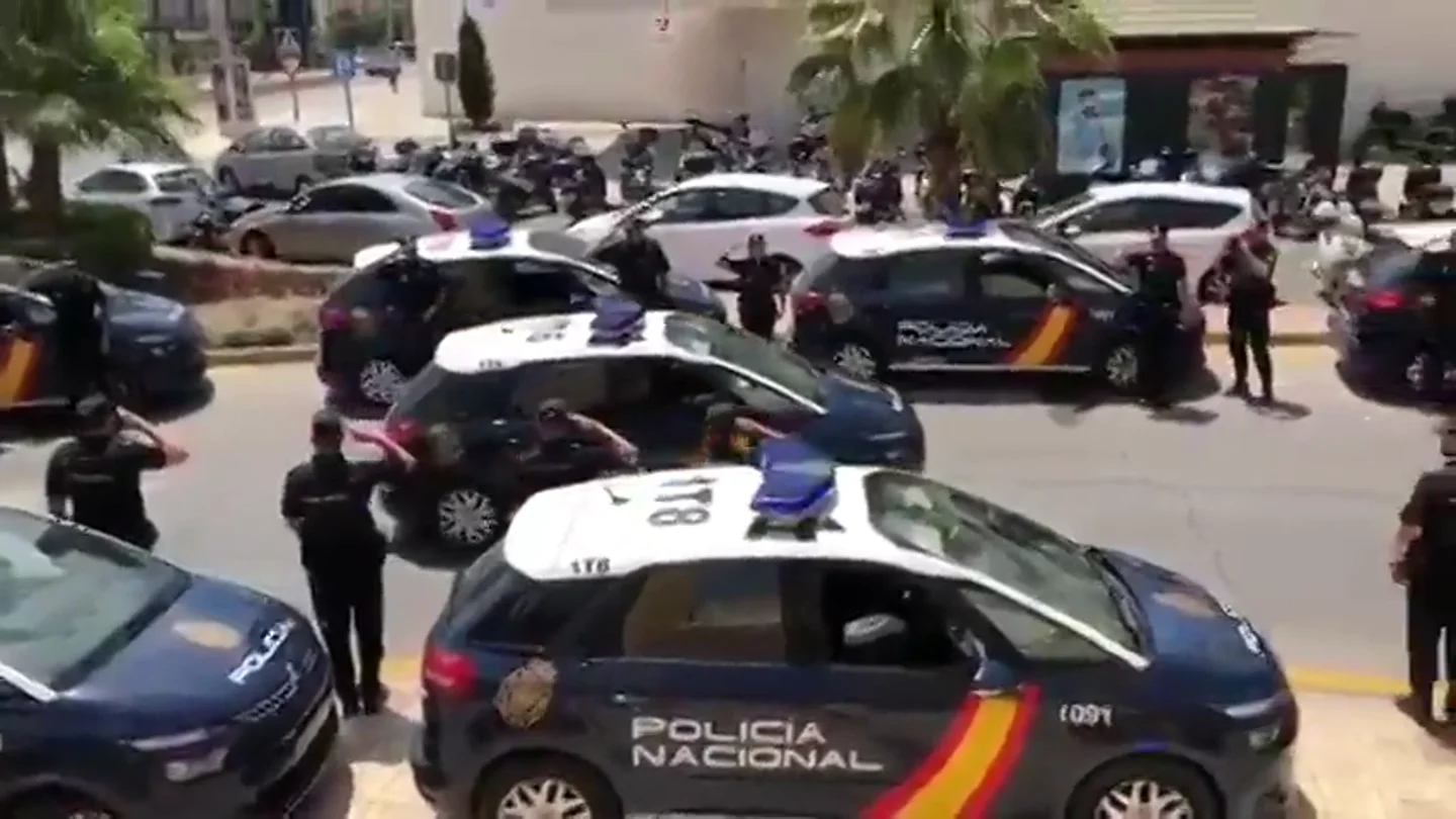 Los agentes de la Policía Nacional en Málagra preparan una sorpresa a un compañero que se jubila tras estar 42 años en el cuerpo Los agentes de la Policía Nacional en Málagra preparan una sorpresa a un compañero que se jubila tras estar 42 años en el cuerpo
