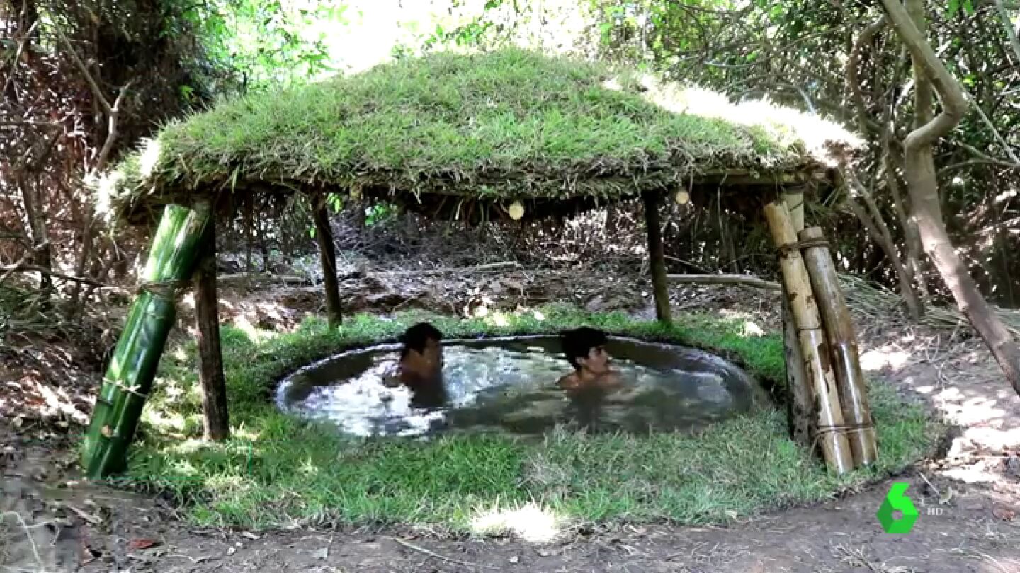 Ni&ntilde;os fabrican una piscina cubierta en Camboya