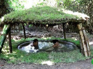 Niños fabrican una piscina cubierta en Camboya Niños fabrican una piscina cubierta en Camboya
