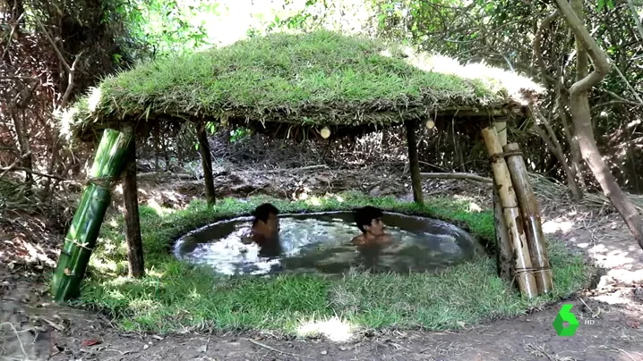 Niños fabrican una piscina cubierta en Camboya