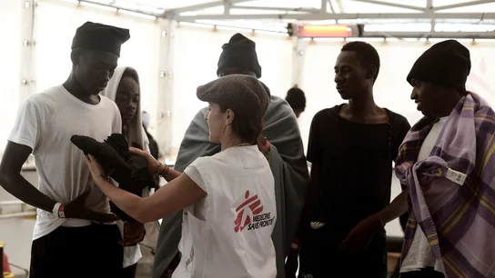 Suministro alimentario de los Guardias Costeros italianos a los inmigrantes del Aquarius Suministro alimentario de los Guardias Costeros italianos a los inmigrantes del Aquarius