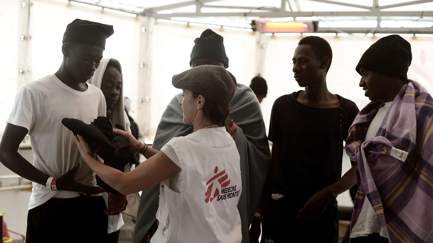 Suministro alimentario de los Guardias Costeros italianos a los inmigrantes del Aquarius Suministro alimentario de los Guardias Costeros italianos a los inmigrantes del Aquarius